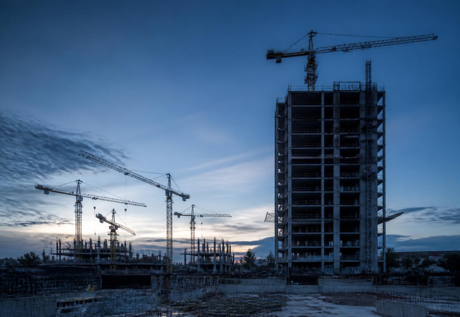 Canteiro de obras de um edifício em construção ao entardecer