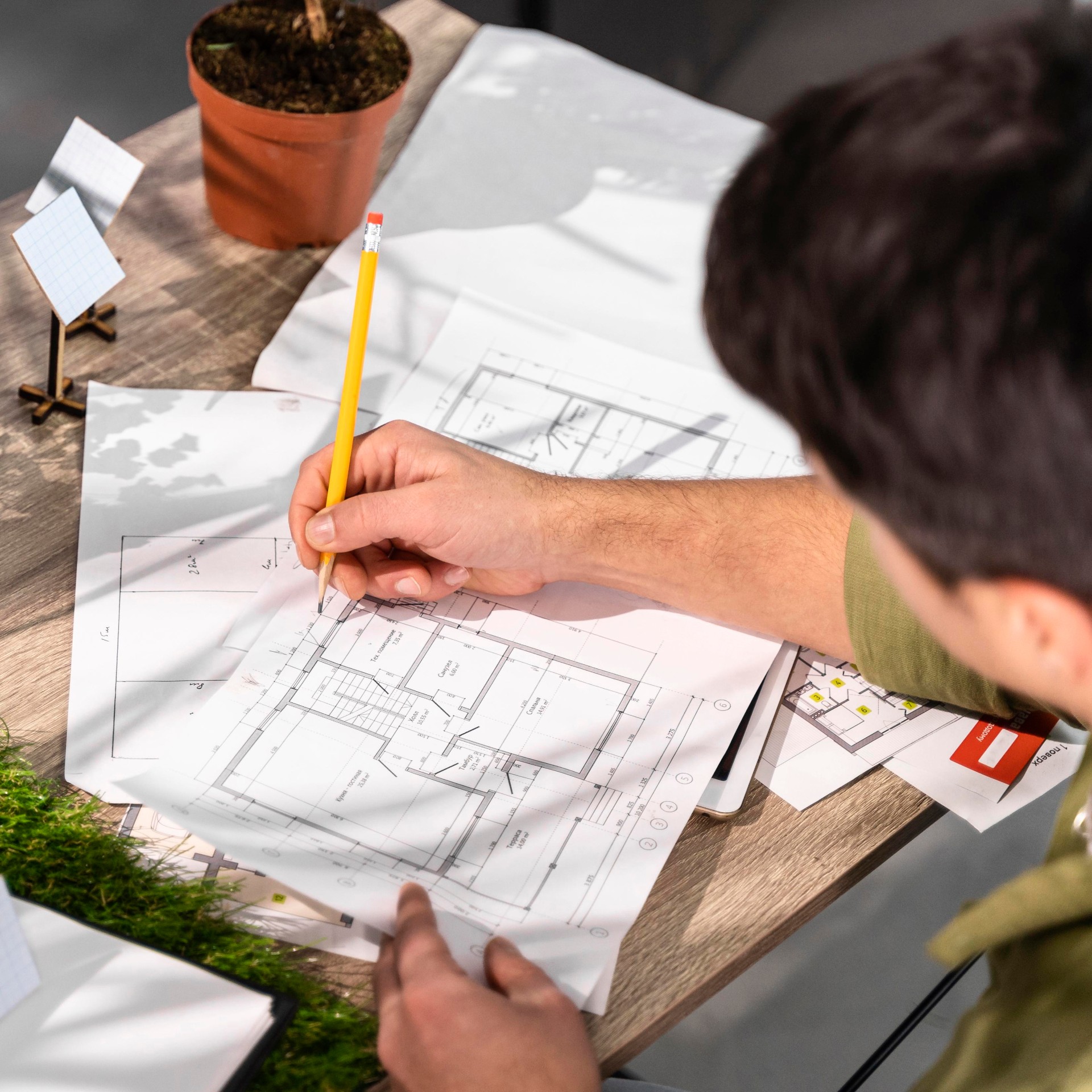 Profissional analisando planta técnica de projeto de engenharia